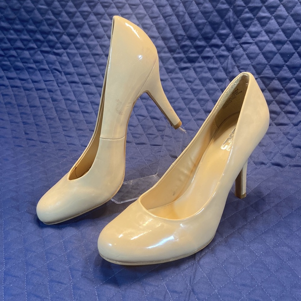 9 & CO. Patent Round Toe 4” Heels. Size 9.5. Neutral Beige. Man Made Materials.
